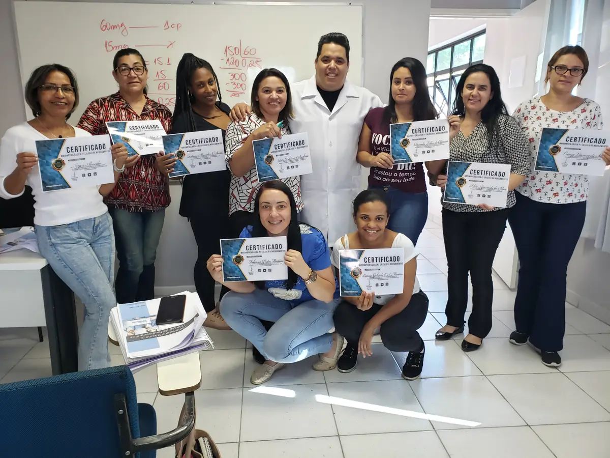 Turma do Estação Enfermagem segurando os certificados de conclusão do curso, foto 5