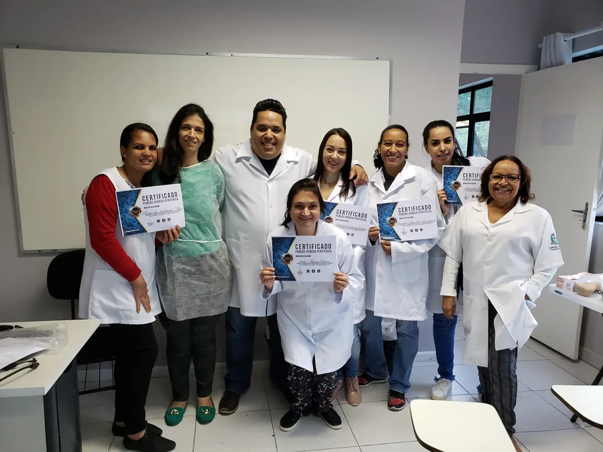Turma do Estação Enfermagem segurando os certificados de conclusão do curso, foto 7